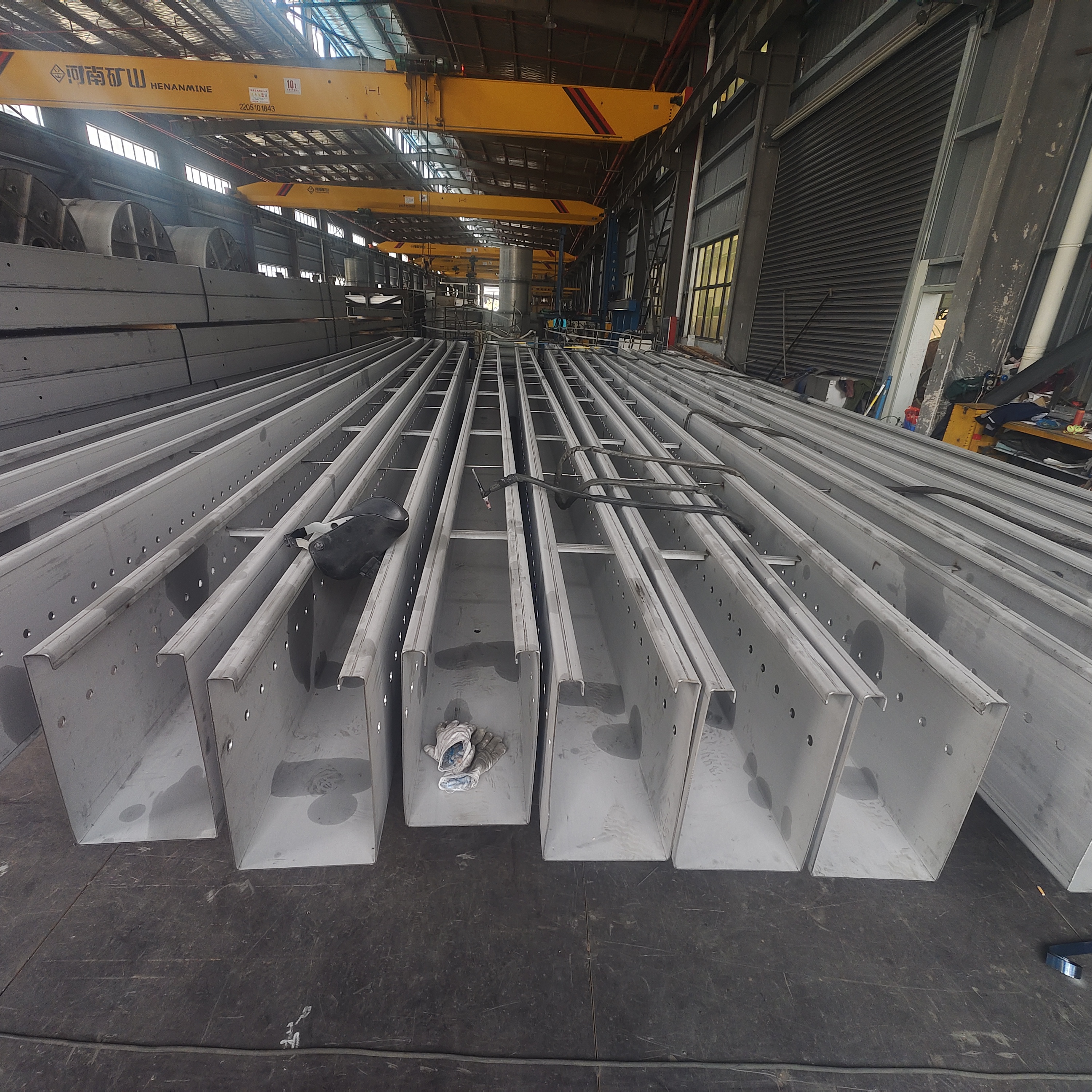 内翻边穿孔集水槽