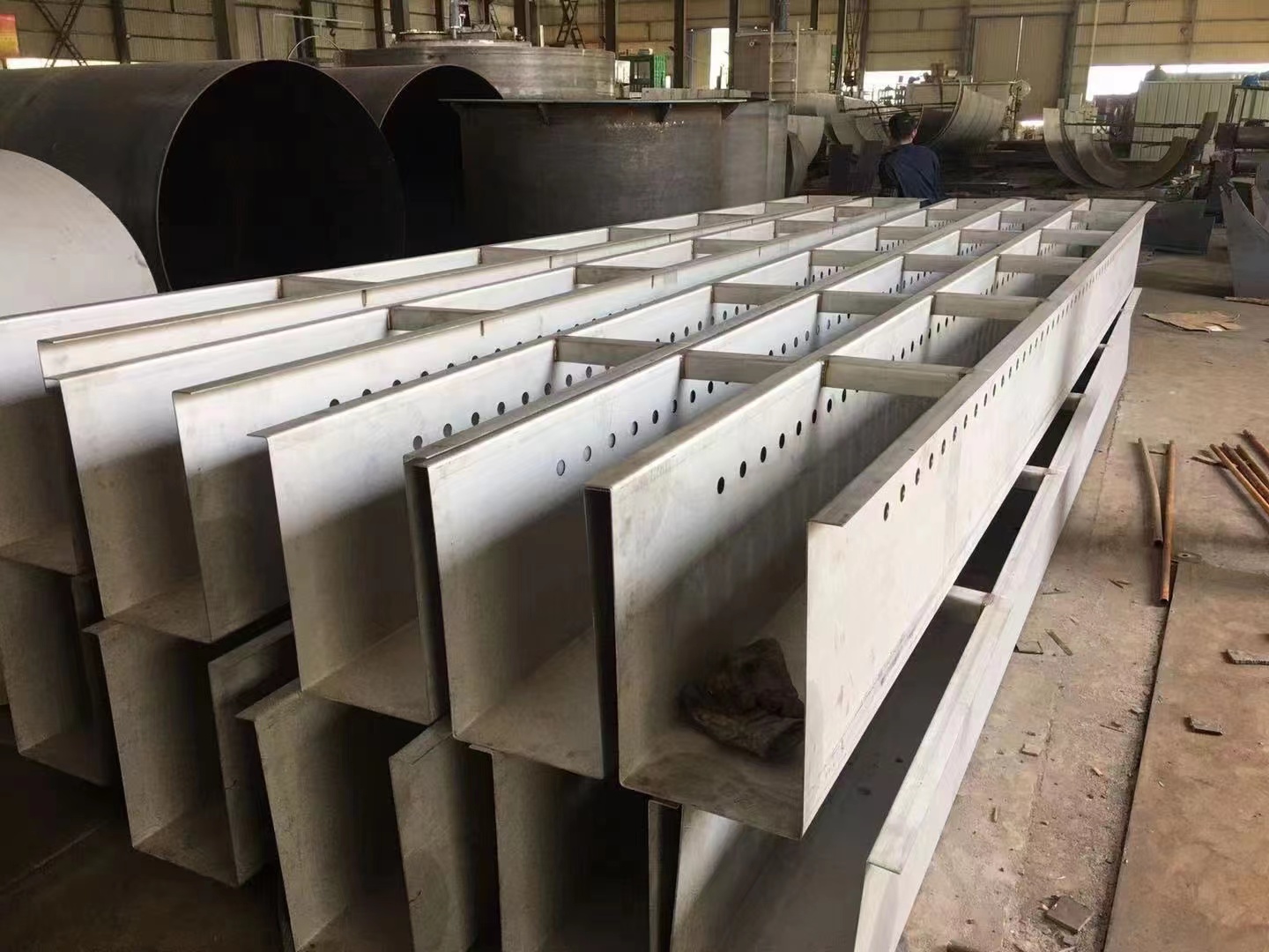 翻边式穿孔集水槽